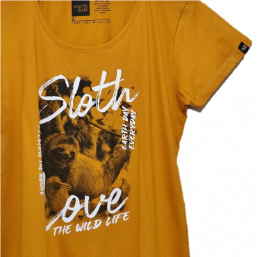 T-shirt Earth Zoo Feminina - Preguiça Mostarda